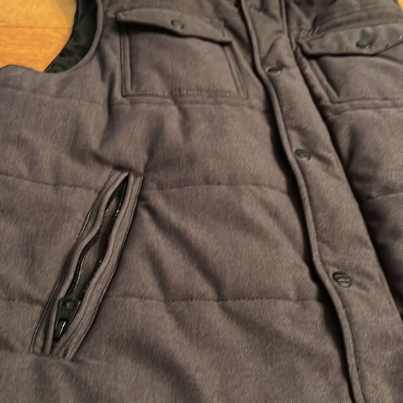 Levi’s Puffer Vest (Size M) - Picture 2 of 12